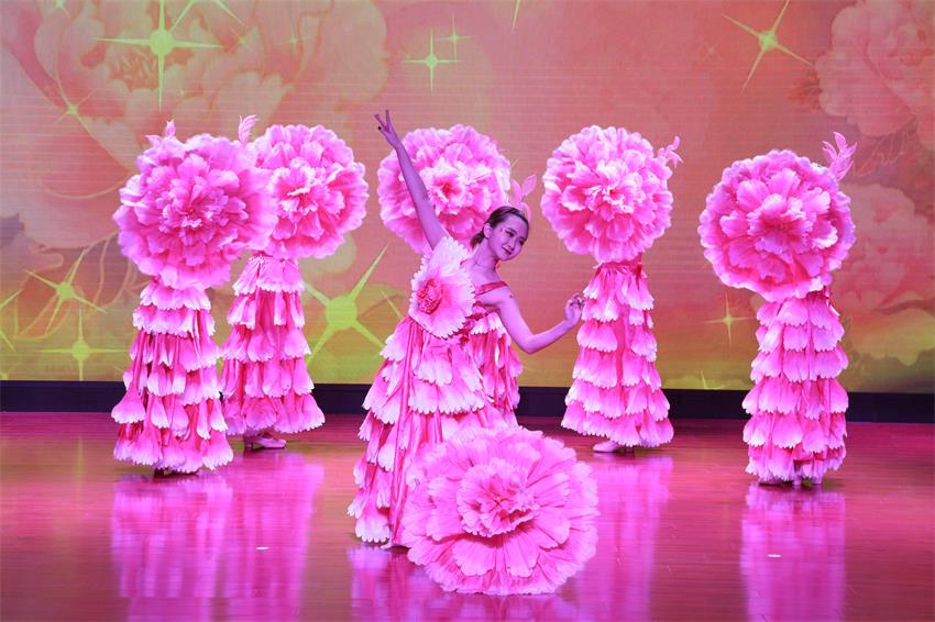 韦德bv（中国）有限公司网站2019年度工作动员大会---舞蹈《花开树恩》